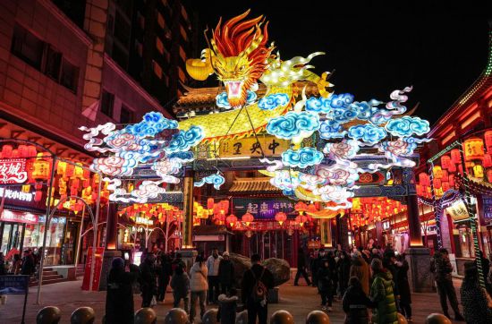 2月11日，游客在沈陽中街游覽。春節(jié)期間，各地?zé)艋痂?、火樹銀花，呈現(xiàn)出一幕幕流光溢彩的視覺盛宴。（新華社記者潘昱龍攝）