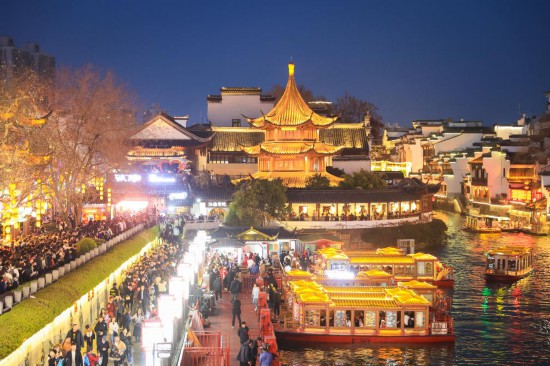 2月14日，游客在南京夫子廟景區(qū)賞燈游玩。（新華社發(fā)，蘇陽攝）