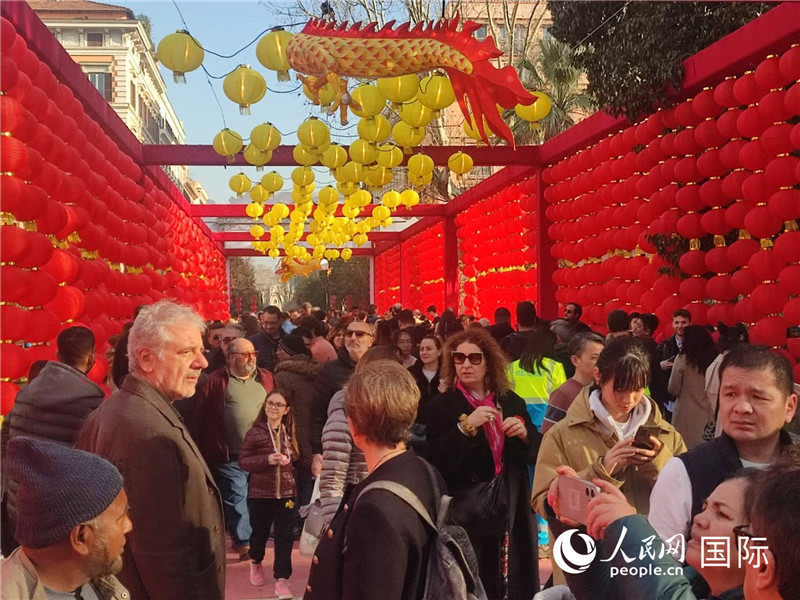 游園會入口處張燈結(jié)彩，人流如織。人民網(wǎng)記者鄭彬攝