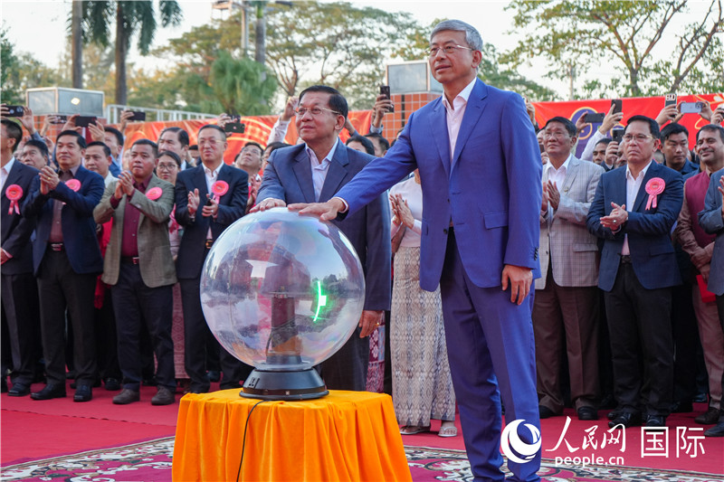 敏昂萊主席和陳海大使在中方援建和改造升級的仰光杜溫納國家體育館前共同按亮水晶球，啟動“錦繡唐人街”新春慶典-人民網(wǎng)記者謝佳君攝