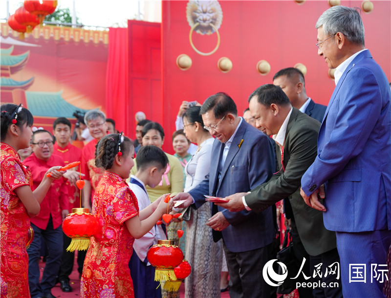 在活動現(xiàn)場，敏昂萊主席夫婦根據(jù)當(dāng)?shù)貍鹘y(tǒng)向兒童送祝福1-人民網(wǎng)記者謝佳君攝