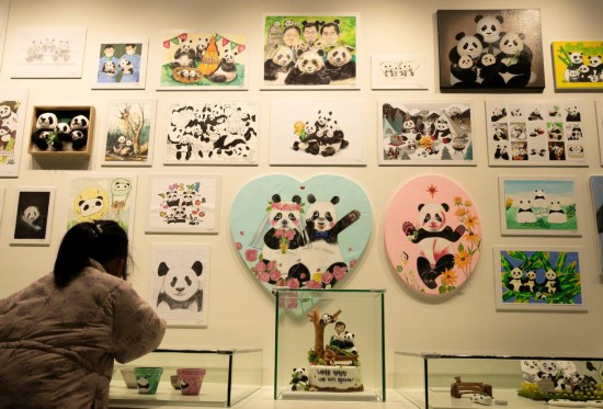 2月20日，一位小朋友在看“福寶”家族的創(chuàng)意作品。新華社記者姚琪琳攝