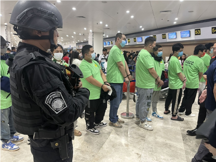 中國和菲律賓兩國執(zhí)法部門合作遣返在菲從事離岸博彩的中國公民。駐菲律賓使館供圖
