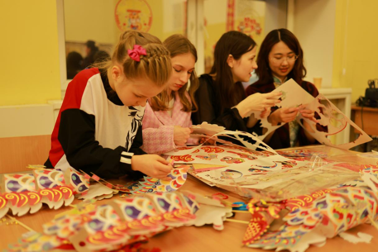 俄羅斯小朋友體驗(yàn)中國(guó)傳統(tǒng)手工藝。俄羅斯國(guó)立人文大學(xué)孔子學(xué)院供圖