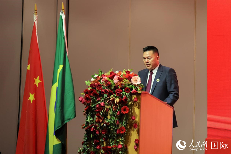 巴西和統(tǒng)會新任會長張小春發(fā)表就職演講。人民網(wǎng)記者 時元皓攝