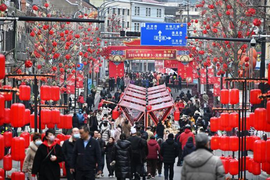 2024年2月18日，游客在2024年青島蘿卜·元宵·糖球會上消費、游玩。新華社記者李紫恒攝