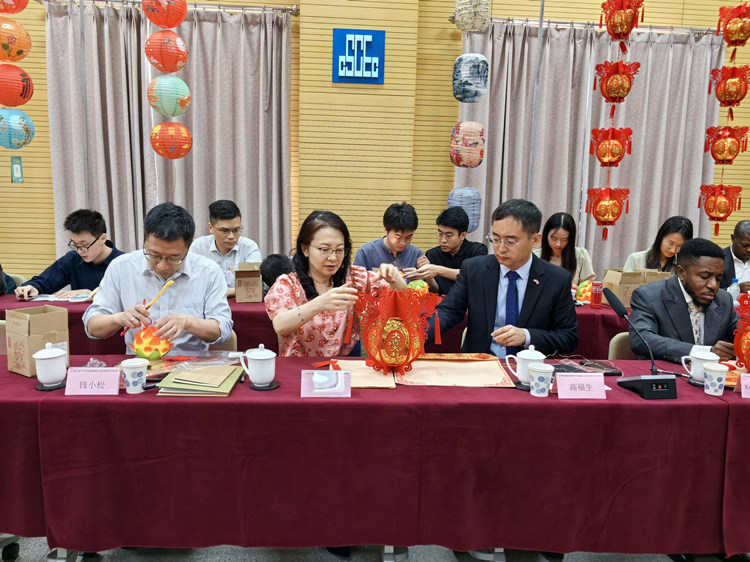 燈籠文化交流活動(dòng)現(xiàn)場(chǎng)。中建國(guó)際中西非公司供圖