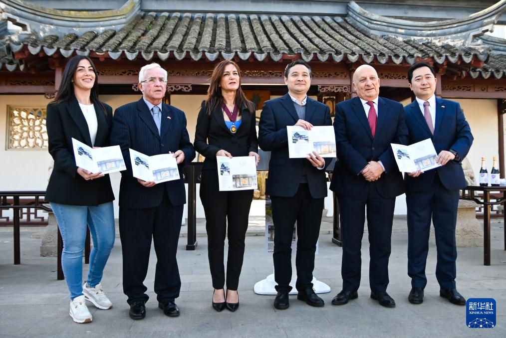 3月6日，嘉賓出席在馬耳他桑塔露琪亞市舉行的中國生肖郵票發(fā)行儀式。新華社發(fā)（喬納森·博格攝）