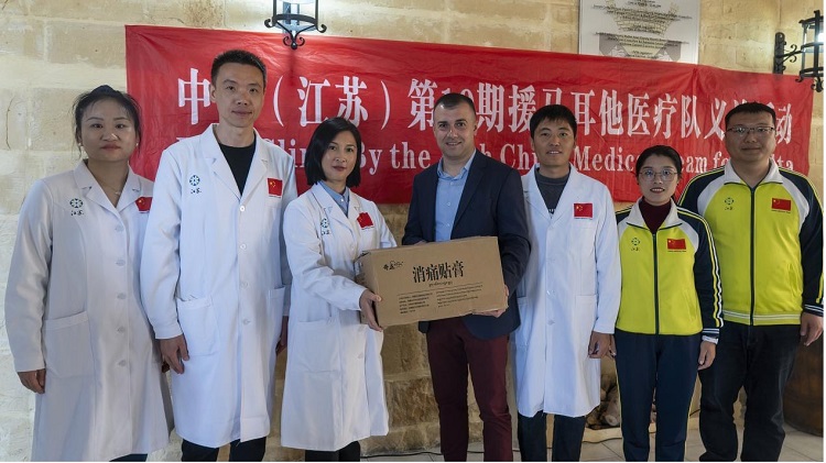 醫(yī)療隊(duì)向森格萊爾市捐贈藥膏。中國（江蘇）第19期援馬耳他醫(yī)療隊(duì)供圖