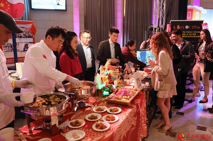 使館工作人員詳細(xì)為現(xiàn)場美食家和來賓講解菜品色香味特點、原料特色、烹制手法及其中蘊含的中華美食文化。人民網(wǎng)記者 李志偉攝