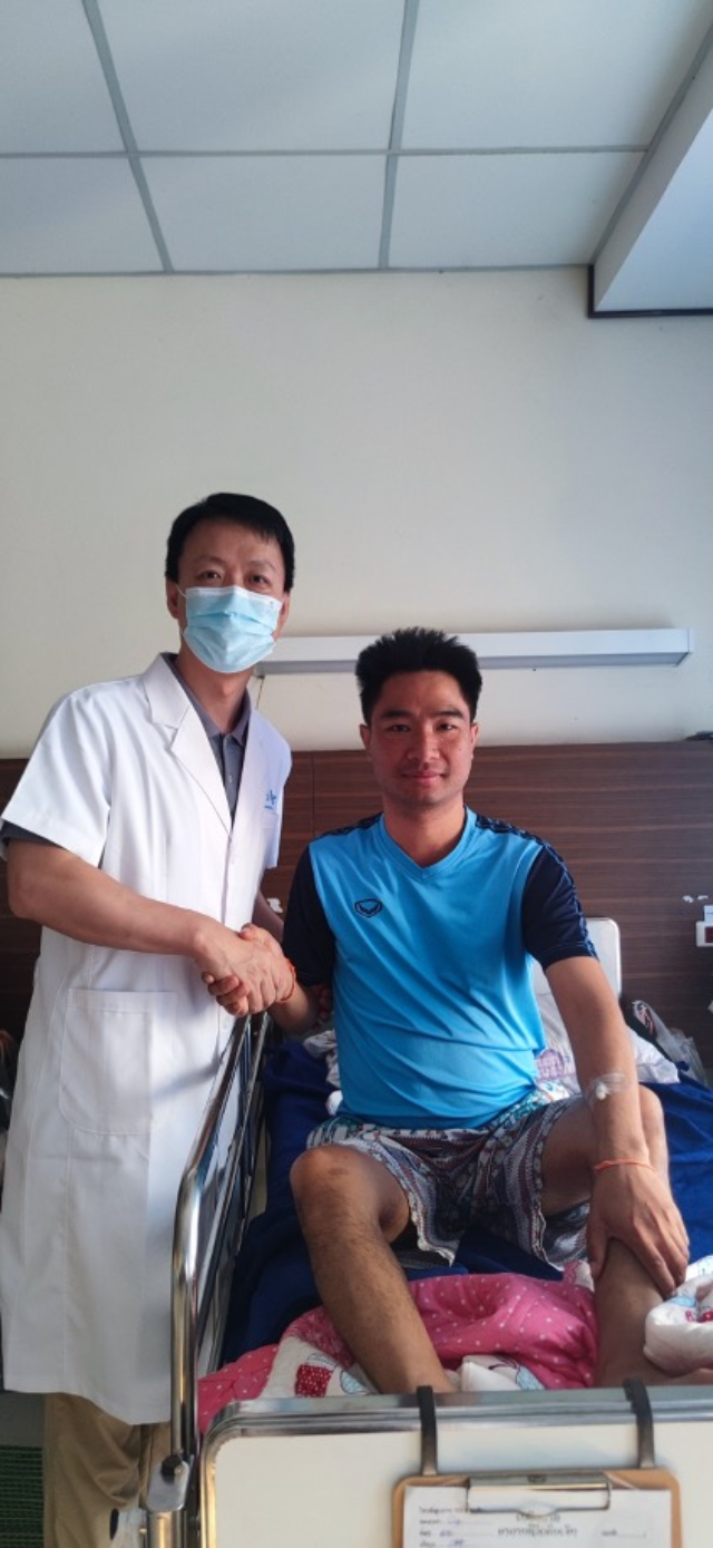 李凱教授與術后康復的患者合影。中國駐老撾大使館供圖