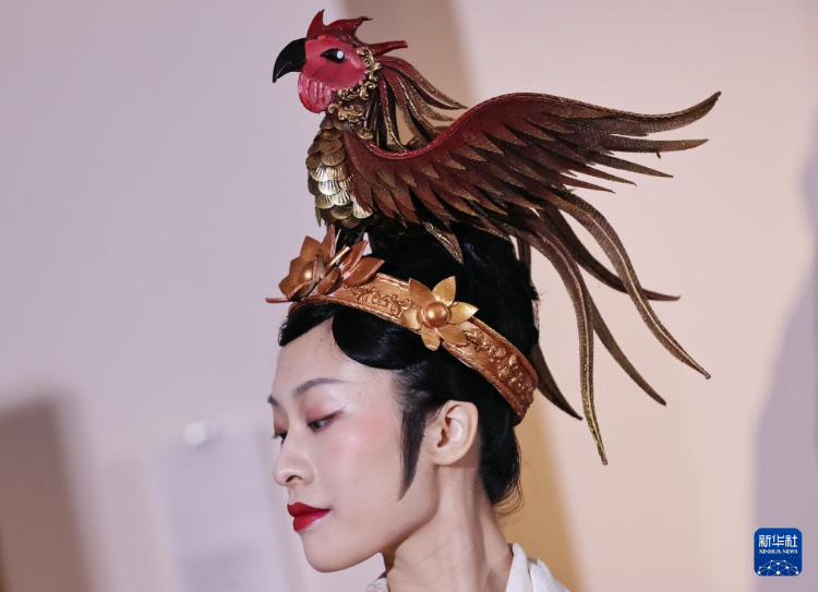 3月13日，在位于法國(guó)巴黎的吉美國(guó)立亞洲藝術(shù)博物館，模特展示敦煌復(fù)原服飾。新華社記者 高靜 攝