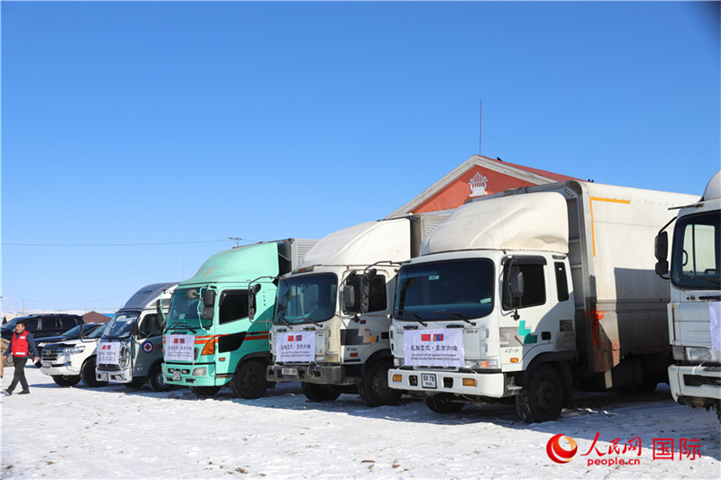 6.3月18日，滿載賑災(zāi)物資卡車在中央省額爾登縣整裝待發(fā)。人民網(wǎng)記者 霍文攝