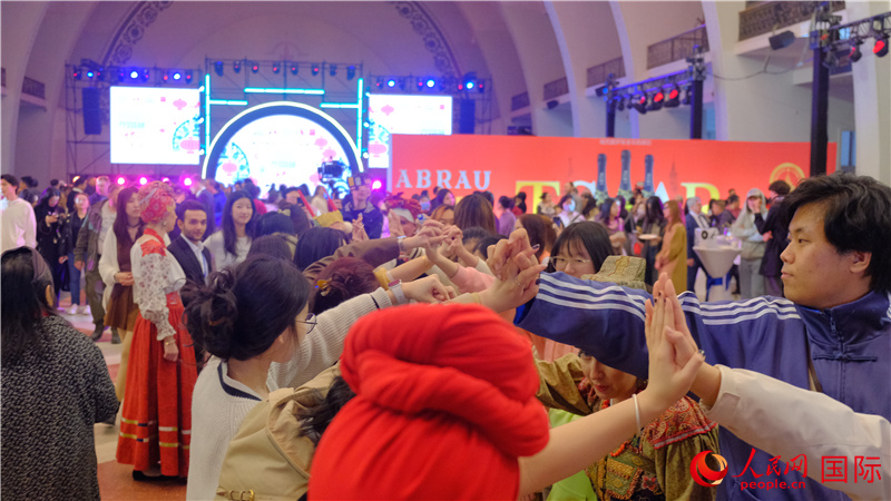 中俄觀眾在現(xiàn)場參與俄羅斯民俗互動游戲。人民網(wǎng) 褚夢琦攝