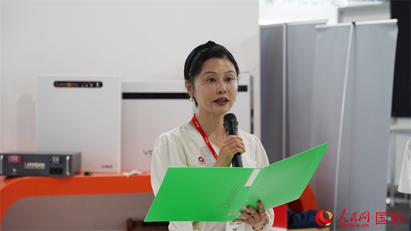 中建材海外經(jīng)濟合作有限公司總經(jīng)理姜婓致辭。人民網(wǎng) 劉暢攝