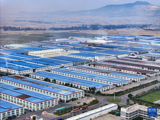 這是2023年11月3日在埃塞俄比亞杜凱姆市拍攝的東方工業(yè)園（無人機(jī)照片）。 新華社發(fā)（東方工業(yè)園供圖）