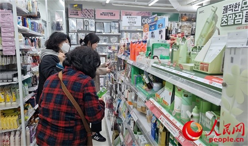 韓國民眾在認真挑選低價化妝品。人民網 李帆攝