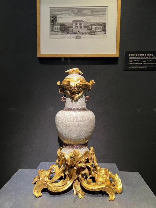 青釉香水瓶，瓷瓶頂部、口沿、底座均裝飾洛可可風(fēng)格銅鍍金飾件。新華社記者徐壯 攝
