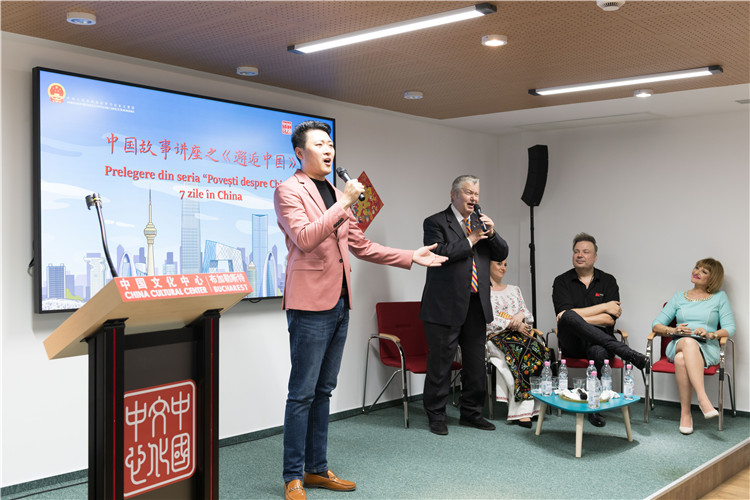 中國青年男高音歌唱家方瀧與奧爾基·圖爾達(dá)合唱羅語歌曲。布加勒斯特中國文化中心供圖。