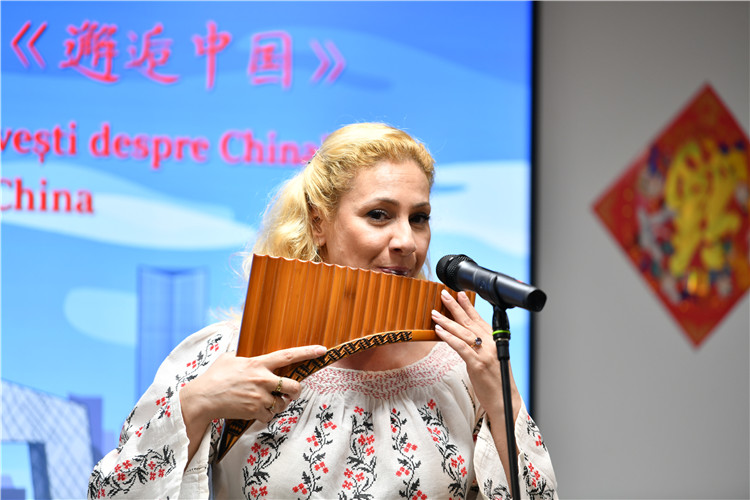 喬治亞娜·帕納演奏排簫。 布加勒斯特中國文化中心供圖。