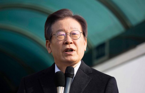 1月10日，韓國最大在野黨黨首李在明從首爾大學(xué)醫(yī)院出院時(shí)發(fā)表講話。新華社發(fā)（全休相攝）