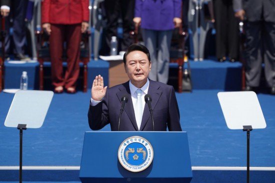 2022年5月10日，在韓國首爾，尹錫悅出席總統(tǒng)宣誓就職儀式。新華社發(fā)（李相浩攝）