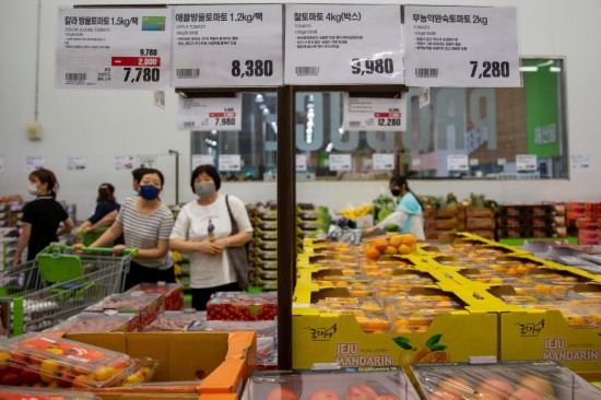 2022年7月9日，人們在韓國高陽市一家超市水果區(qū)購物。新華社記者王益亮攝