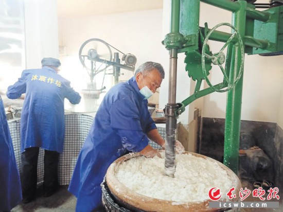 　　作坊里工人正在進行粉絲生產(chǎn)。受訪者供圖