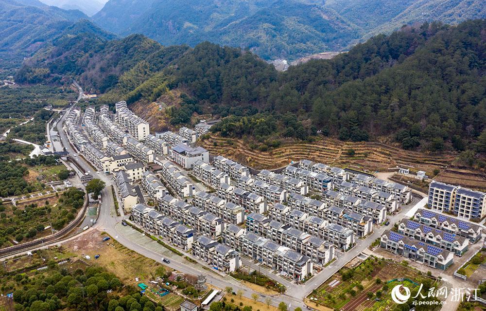 近日，航拍寧波市海曙區(qū)龍觀鄉(xiāng)李岙村屋頂光伏項(xiàng)目。人民網(wǎng) 章勇濤攝