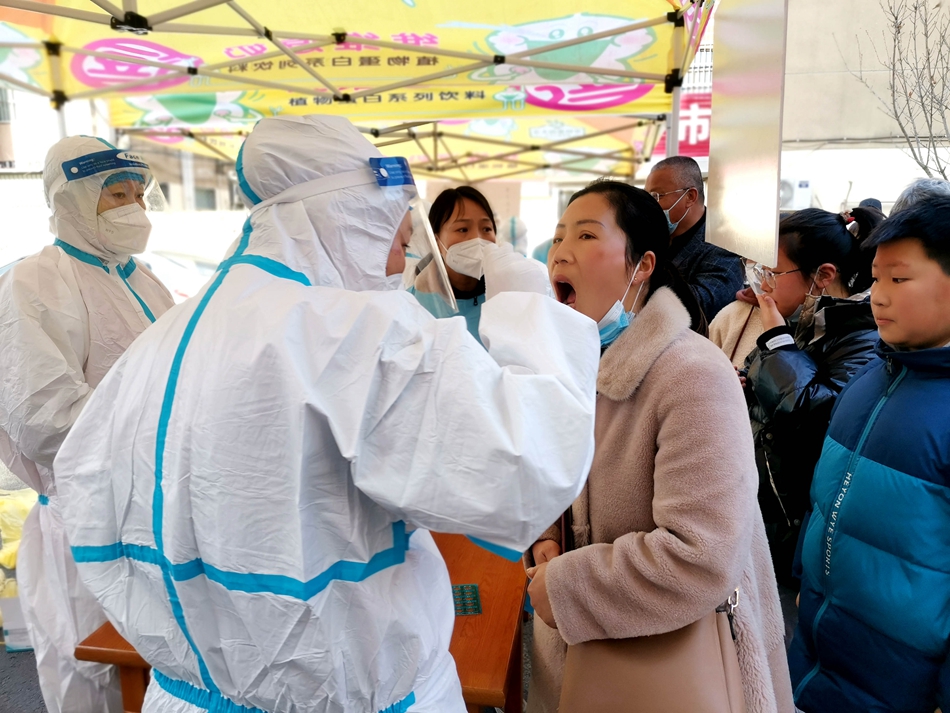 連云港贛榆區(qū)抽調(diào)近500名醫(yī)務(wù)人員開展核酸檢測(cè)。朱代桂攝