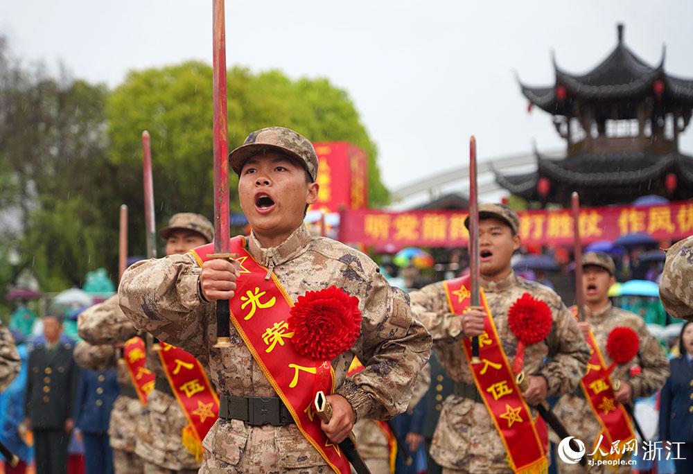 3月22日，新兵們高喊誓言、莊嚴(yán)亮劍。人民網(wǎng) 章勇濤攝