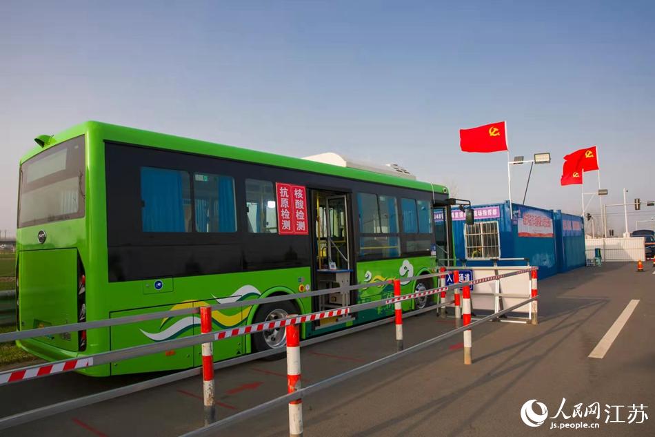 淮安市客總汽車運(yùn)輸有限公司調(diào)集兩部車況最佳“核酸采樣流動(dòng)車”，組建黨員“先鋒崗”。紀(jì)星名攝