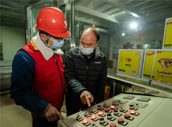 電力工作人員對用電企業(yè)進(jìn)行指導(dǎo)。受訪單位供圖