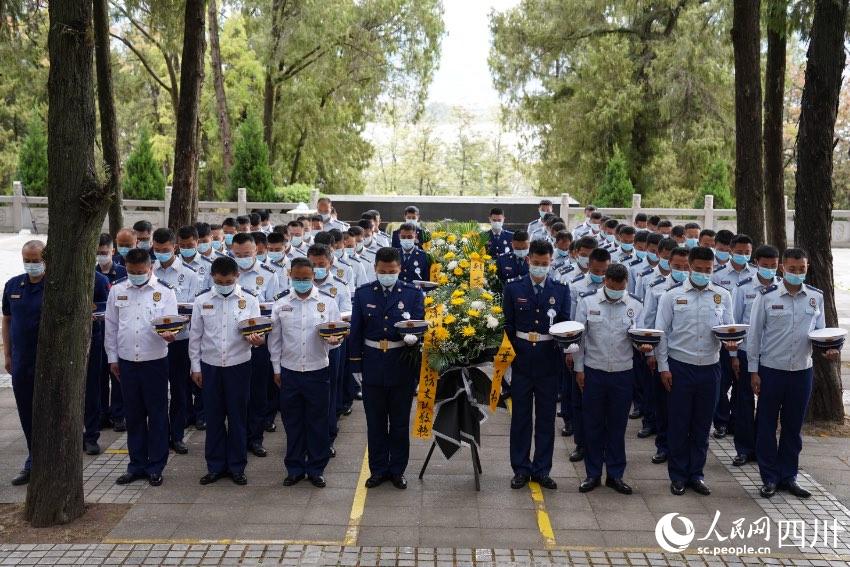 涼山州森林消防支隊(duì)駐西昌全體消防救援人員一同前往西昌市烈士陵園舉行紀(jì)念活動。樊文淵攝