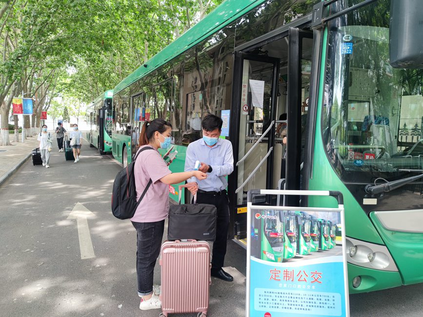公交車從校園宿舍樓下出發(fā)，直達(dá)鄭州火車站和鄭州東站。崔晨攝