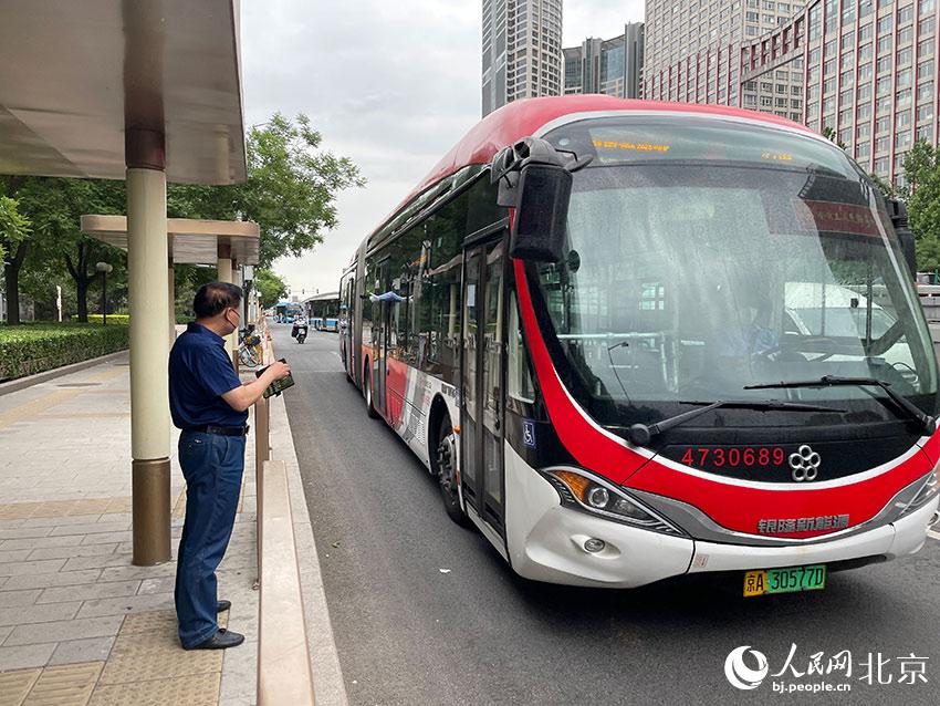 北京1路公交車駛進(jìn)八王墳西站，此前各路公交經(jīng)過該站時(shí)均甩站通過，今起該站回復(fù)正常上下客。人民網(wǎng) 尹星云攝