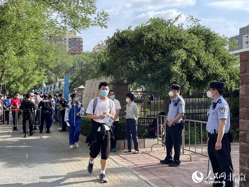 在中關(guān)村中學(xué)考點，考生們有序走入考點。人民網(wǎng) 董兆瑞攝