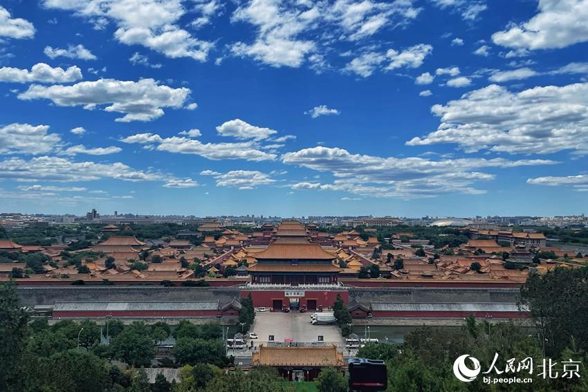 北京再現(xiàn)“高顏值”藍(lán)天白云。 人民網(wǎng) 池夢蕊攝