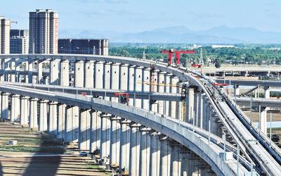 6月7日，工人在唐山市高新技術(shù)開(kāi)發(fā)區(qū)境內(nèi)的京唐城際鐵路建設(shè)工地施工（無(wú)人機(jī)照片）。 新華社記者 楊世堯攝