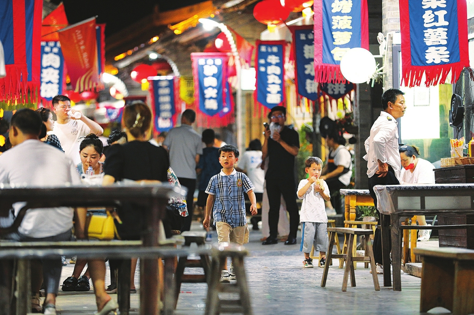  6月17日晚，游客在運(yùn)城市鹽湖區(qū)嵐山根運(yùn)城印象景區(qū)內(nèi)游玩。連日來，運(yùn)城市通過發(fā)放消費(fèi)券，培育夜購、夜味、夜宿、夜玩、夜賞的消費(fèi)形態(tài)，迅速推動(dòng)消費(fèi)企穩(wěn)回暖，為經(jīng)濟(jì)發(fā)展注入強(qiáng)勁動(dòng)力。 金玉敏攝