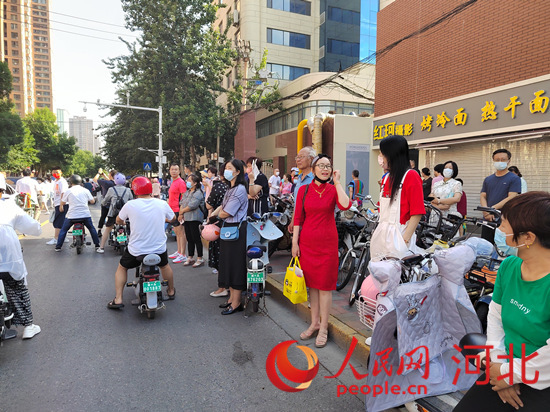 石家莊外國語學?？键c外送考的家長。人民網(wǎng) 祝龍超攝