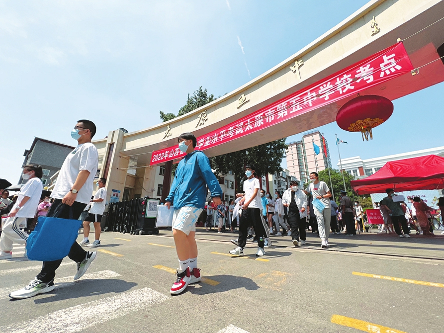 六月二十日，中考太原五中考點(diǎn)，完成首門考試的考生滿懷信心走出考場。記者李兆民攝