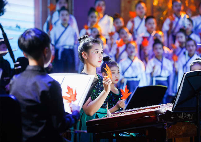樂(lè)團(tuán)在臺(tái)上演出。單位供圖