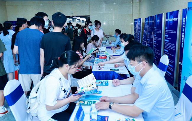 大學生現(xiàn)場咨詢創(chuàng)業(yè)政策。長沙市人社局供圖