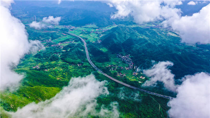 湖南省常寧市廟前鎮(zhèn)泉井村，云霧繚繞，青山蒼翠，公路蜿蜒，秀美如畫。周秀魚春攝