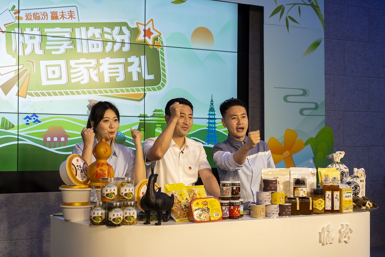 6月3日下午，在臨汾原產(chǎn)地商品體驗(yàn)店，曲沃縣副縣長(zhǎng)樊奇選對(duì)當(dāng)?shù)氐霓r(nóng)特產(chǎn)品、旅游景點(diǎn)進(jìn)行了推介代言。鄭遠(yuǎn)飛攝