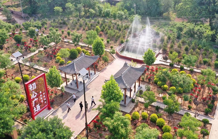 初夏時(shí)節(jié)，襄汾縣鄧莊鎮(zhèn)澗溝村初心廣場(chǎng)內(nèi)一派迷人的鄉(xiāng)村振興新圖景。李現(xiàn)俊攝