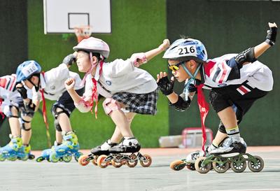 6月23日，邯鄲市邯山區(qū)實驗小學(xué)的學(xué)生在練習(xí)輪滑。 當(dāng)日是國際奧林匹克日，該小學(xué)開展了“我運動、我健康、我快樂”為主題的體育活動，通過足球、籃球、武術(shù)、輪滑、擊劍等運動，讓學(xué)生們享受運動健身的快樂，感受運動的魅力。 河北日報通訊員 郝群英攝
