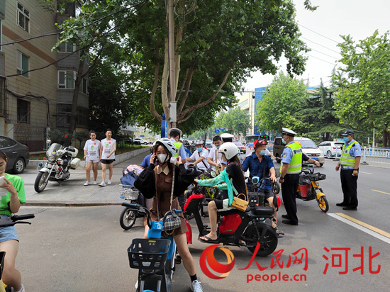 石家莊交警在查處非機(jī)動(dòng)車(chē)違章。人民網(wǎng)祝龍超攝