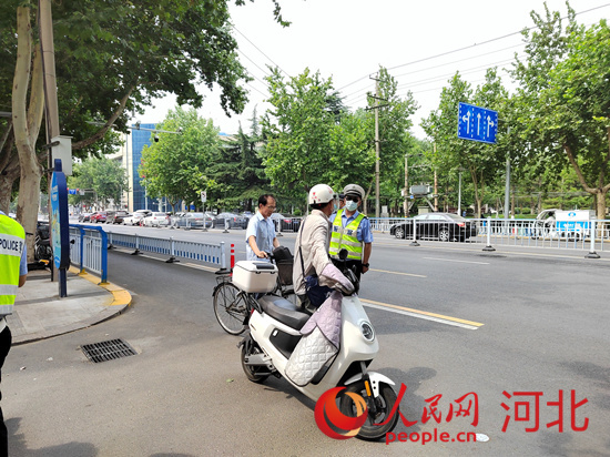 石家莊交警在查處非機(jī)動(dòng)車(chē)違章。人民網(wǎng)祝龍超攝